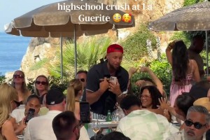 松弛感拉满 “度假的库里是真开心又唱又跳的”..